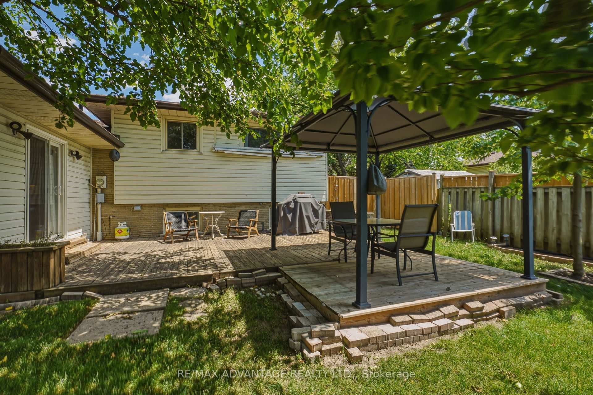 120 Champlain Crescent photo 40