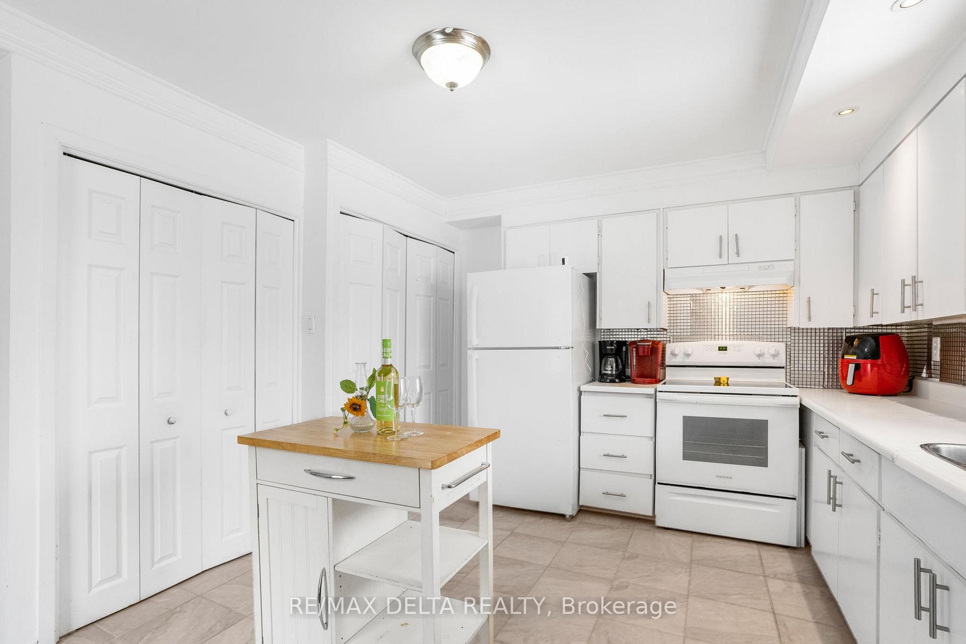 644 St Louis Street photo 13