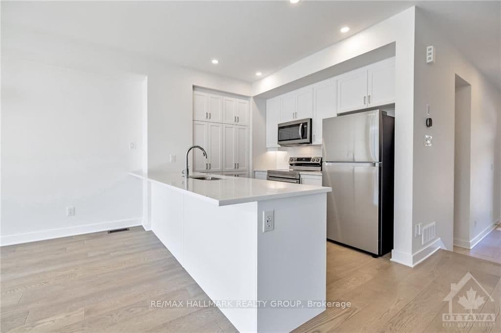 133 BRISTOL Crescent photo 7