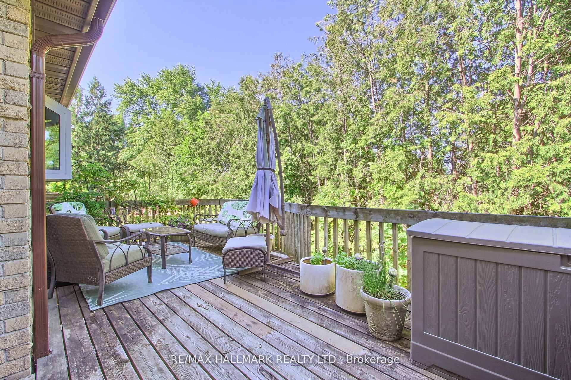 865 Arnold Crescent photo 44
