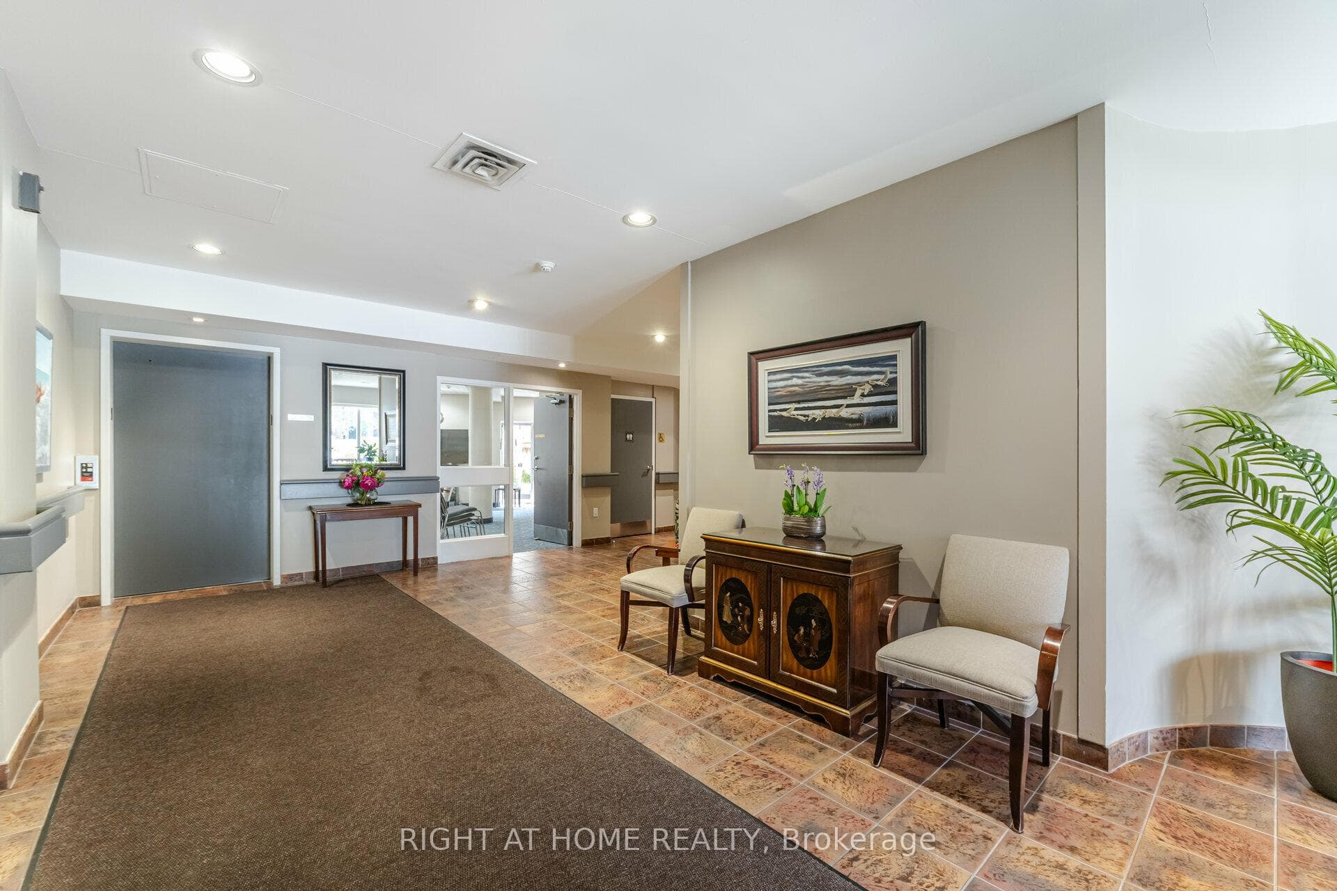 1387 Bayview Avenue Unit 306 photo 3