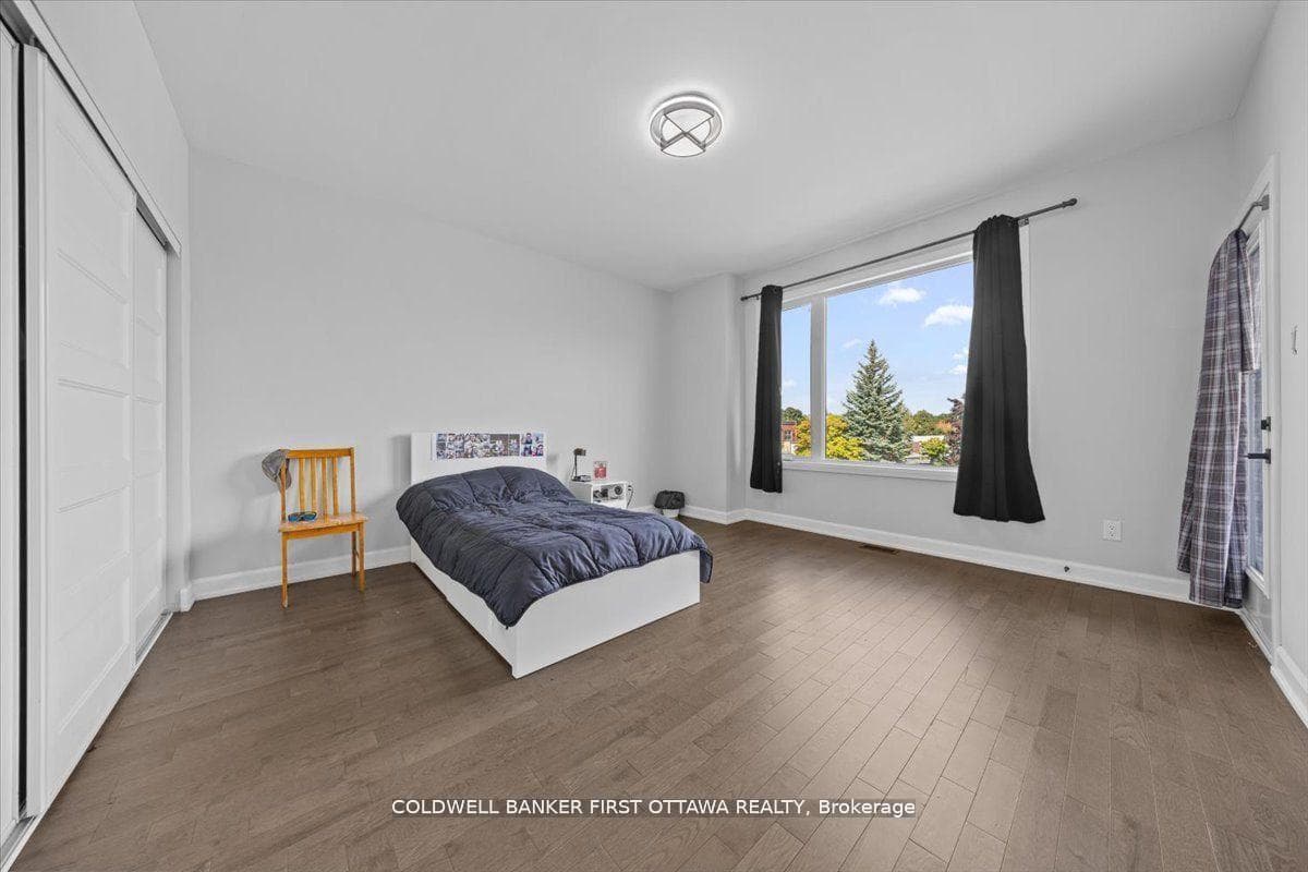 560 QUEEN MARY Street photo 13