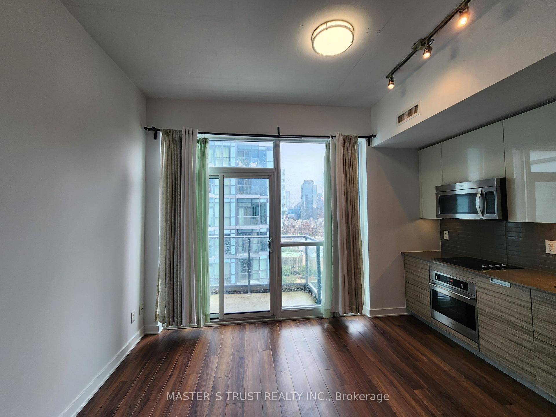 210 Simcoe Street Unit 1903 photo 4