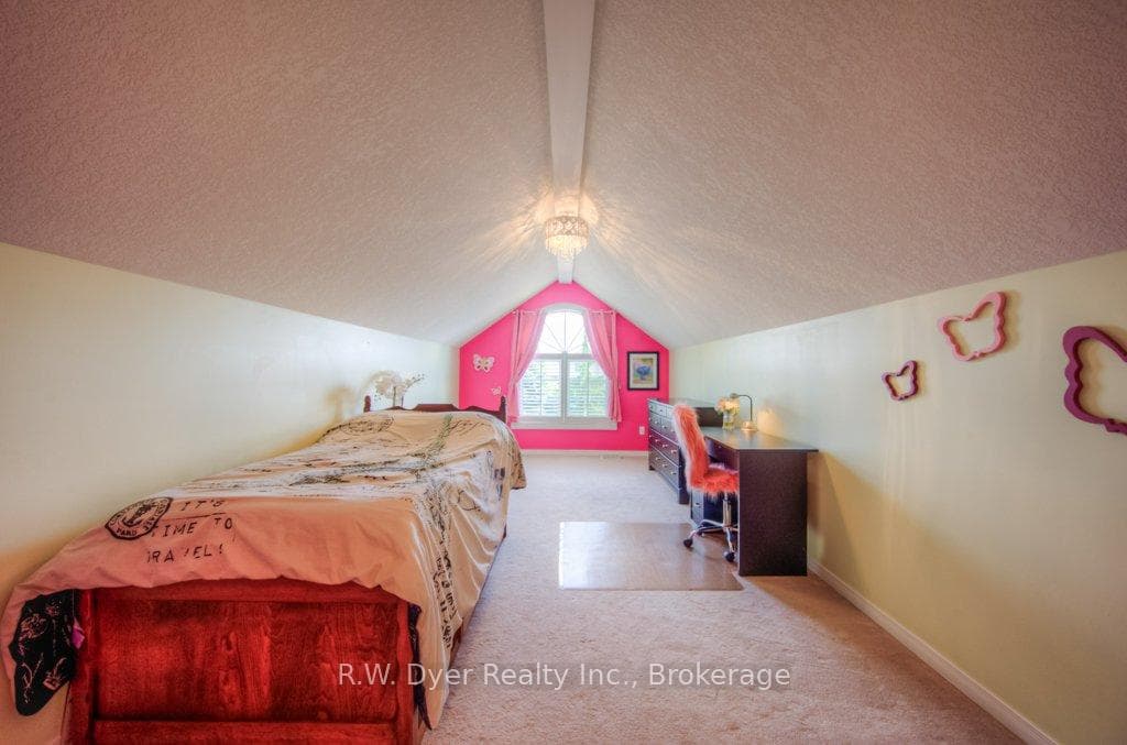 12 Hale Court photo 24