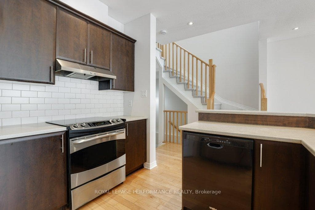 306 Waymark Crescent photo 13