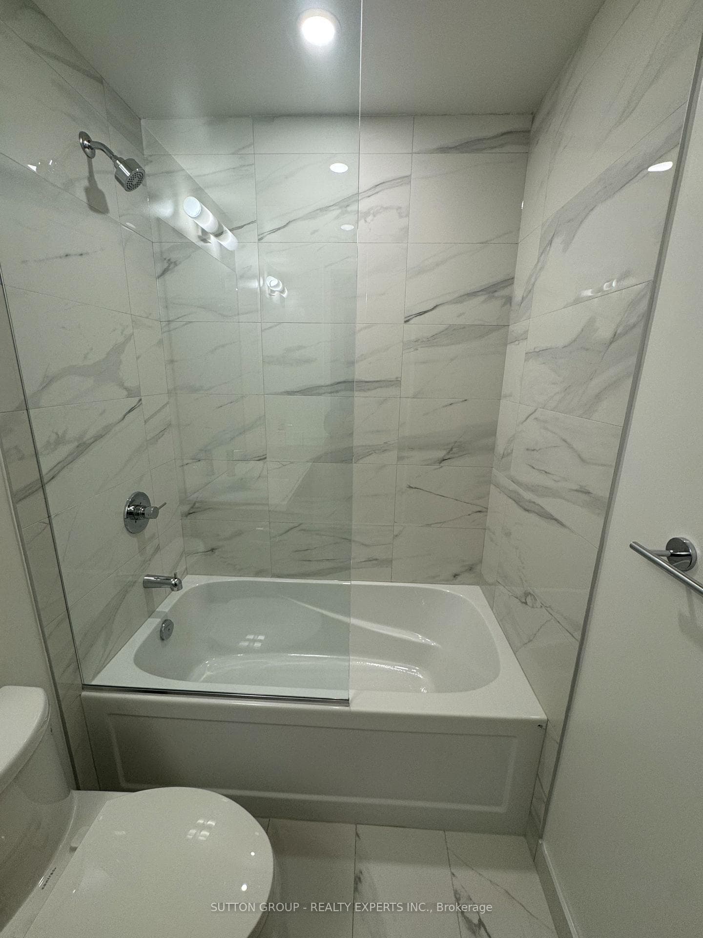 8 Interchange Way Unit 1102 photo 4