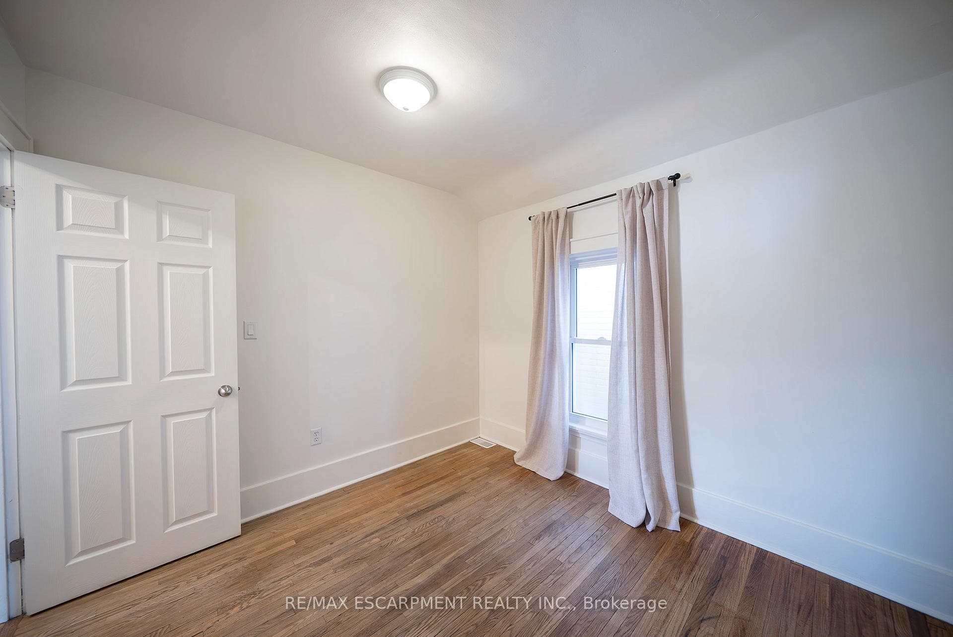 65 1/2 Dundas Street photo 24