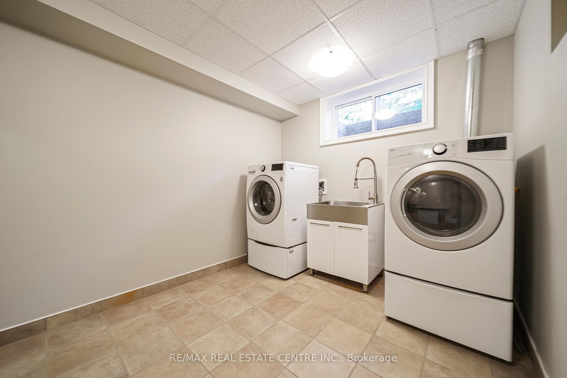 112 Dirksen Court photo 38
