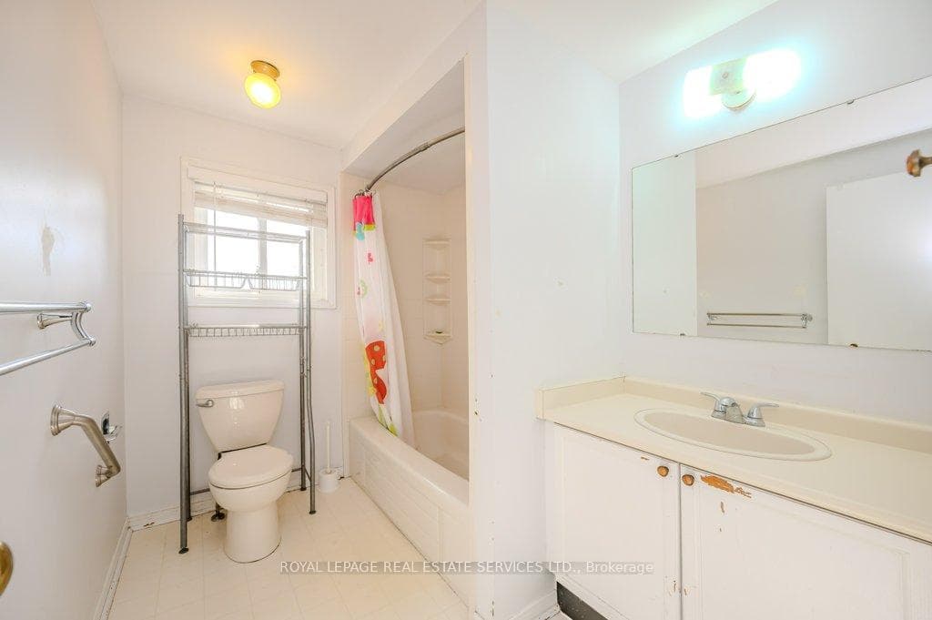 Four-Piece Main Bathroom