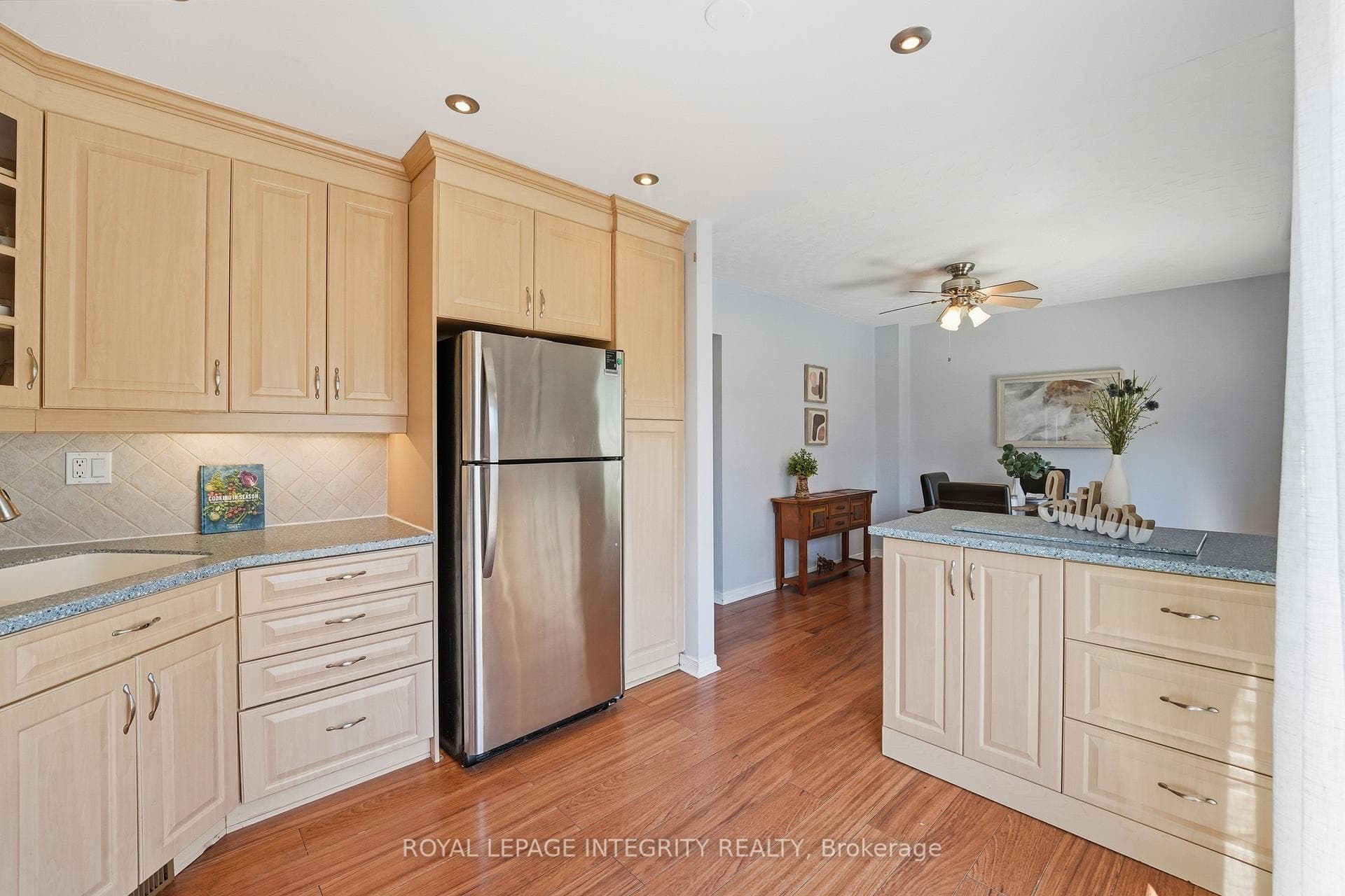 776 Vinette Crescent photo 12