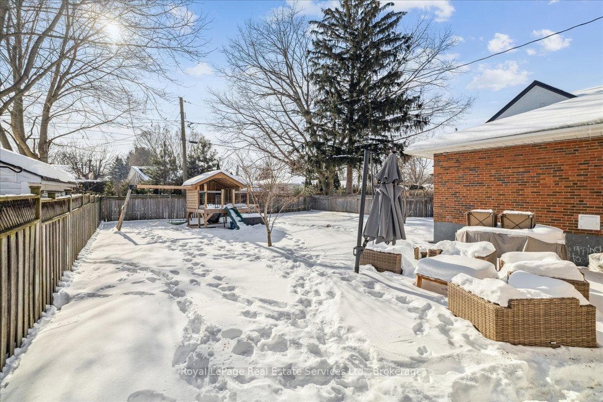 384 Strathcona Drive photo 27