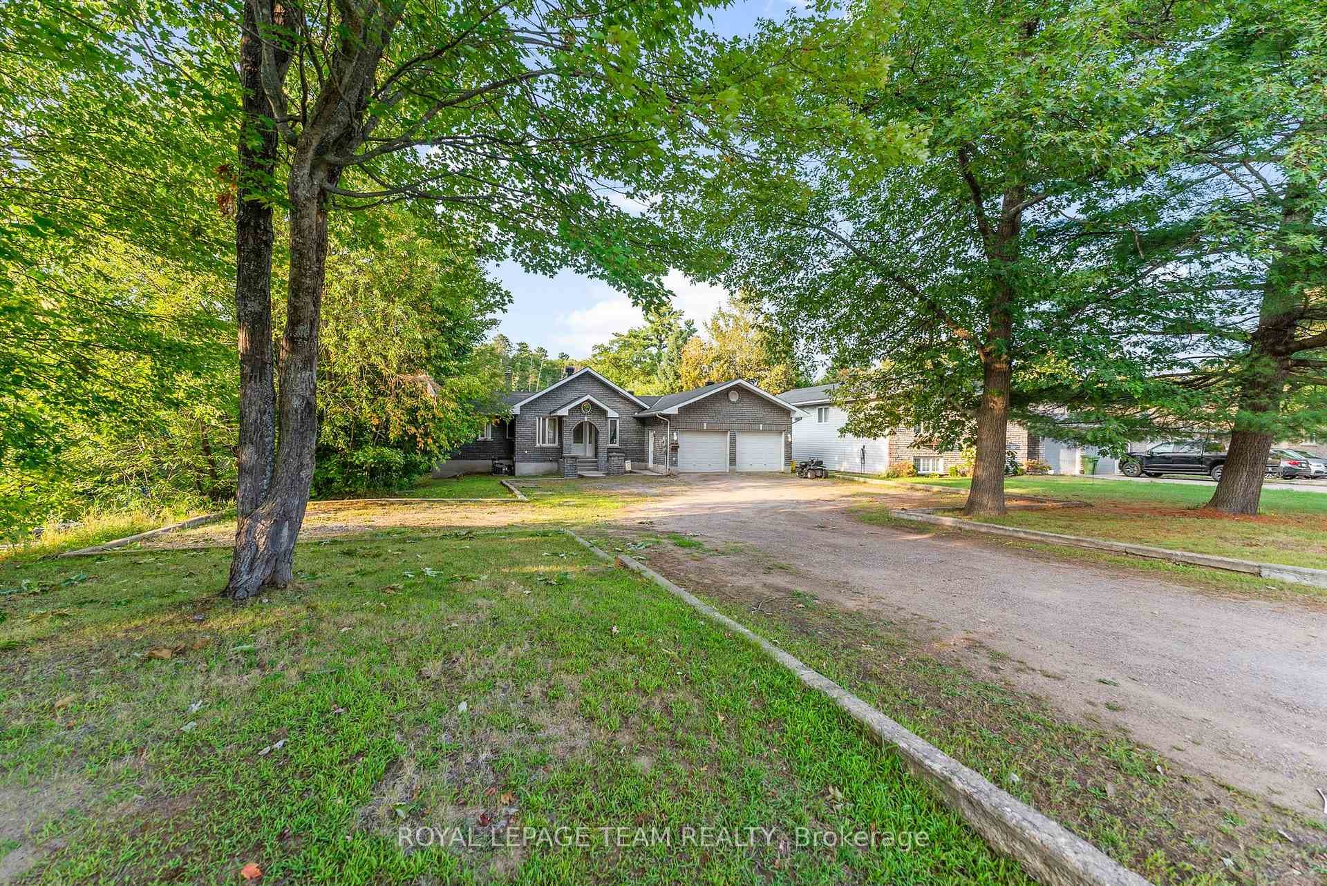 1349 Victoria Street photo 2