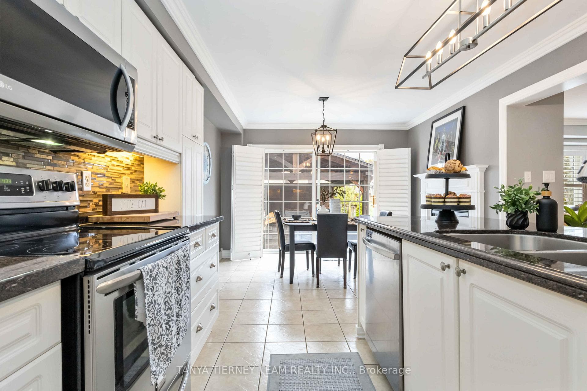 11 Claridge Crescent photo 17