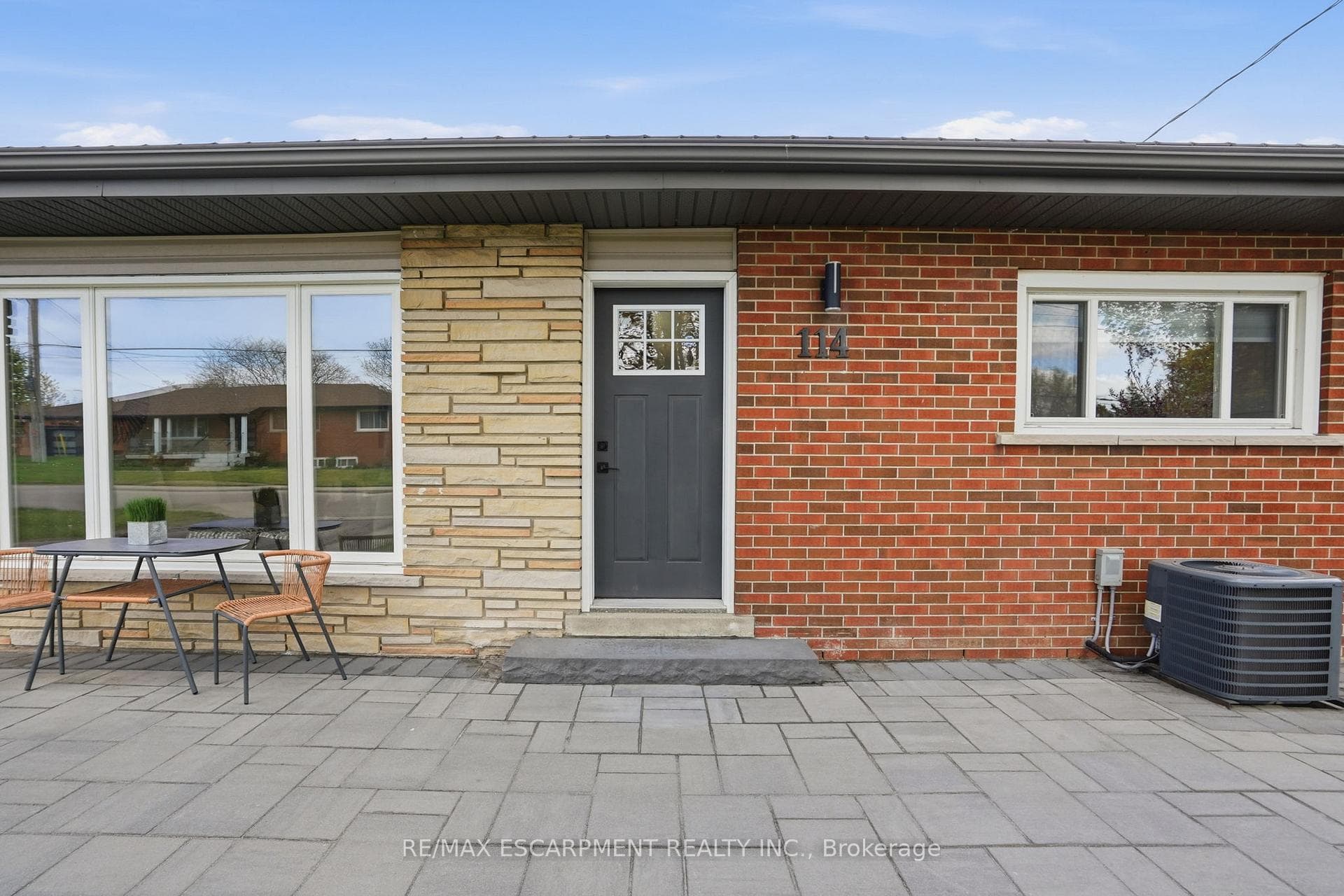 114 LUSCOMBE Street photo 5