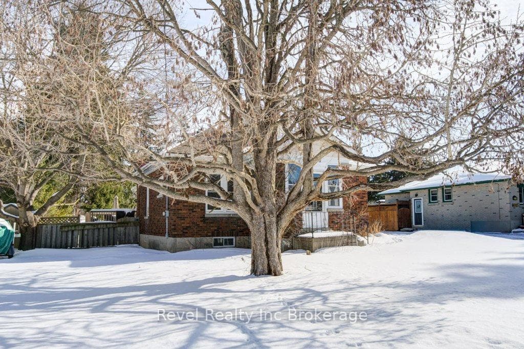 328 Clarke Street photo 3