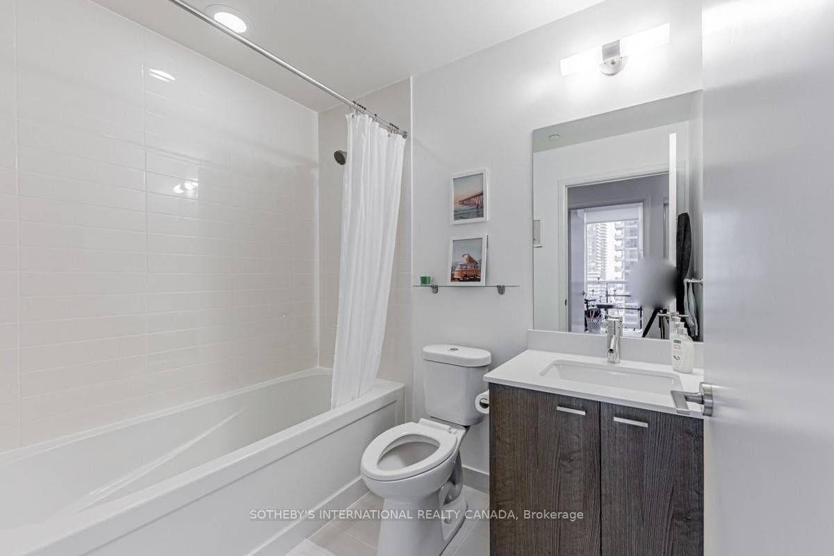 30 Roehampton Avenue Unit 1810 photo 8