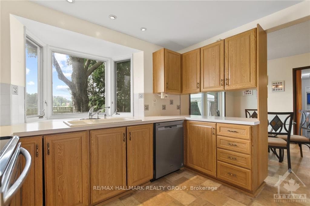 14 SELWYN Crescent photo 8