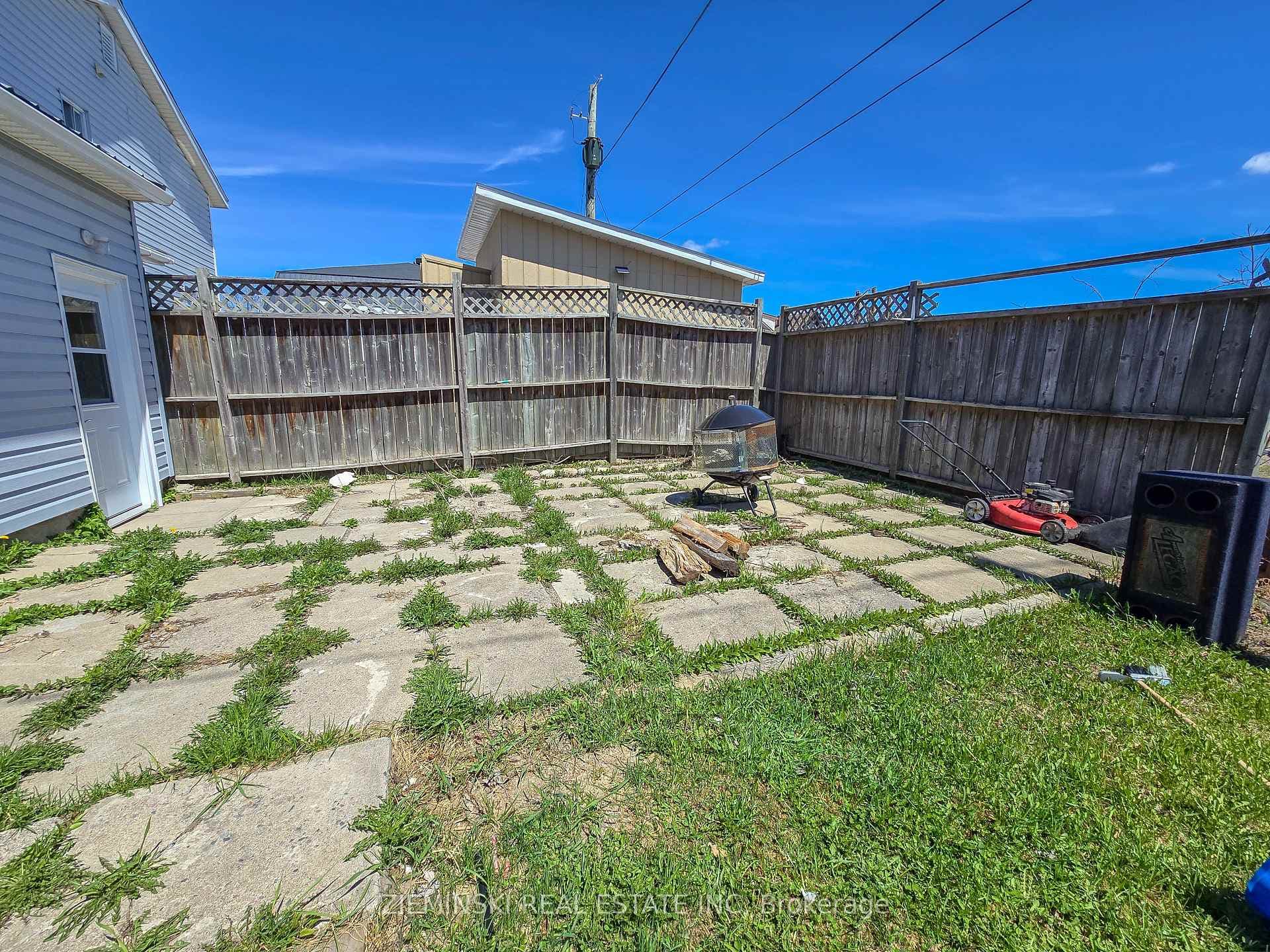 554 James Street photo 3