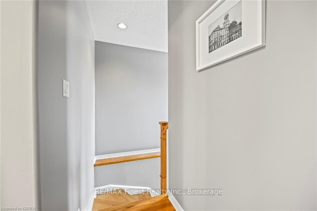 1021 RAINBOW Crescent photo 22