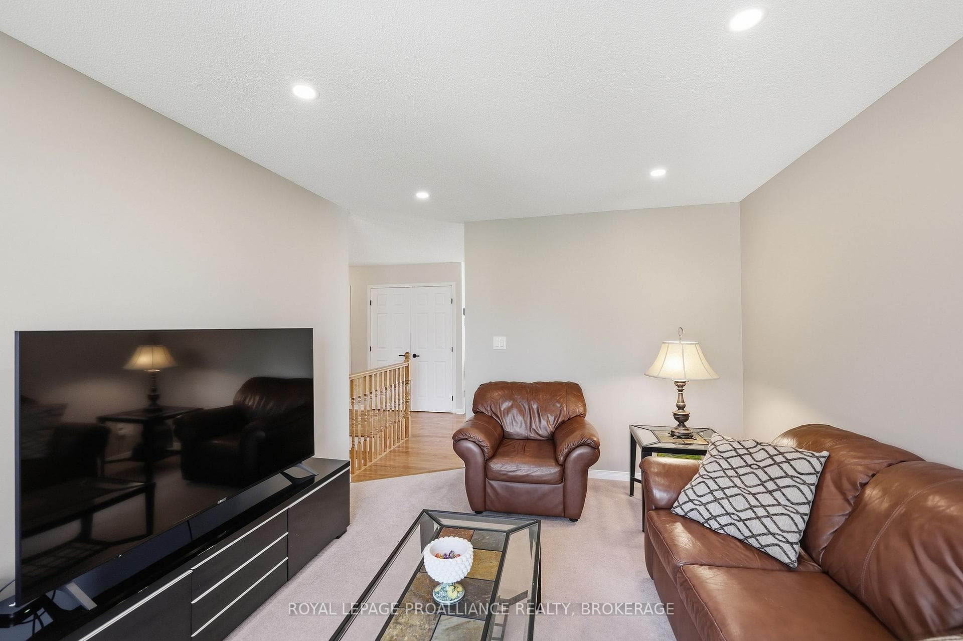 1380 Fisher Crescent photo 4
