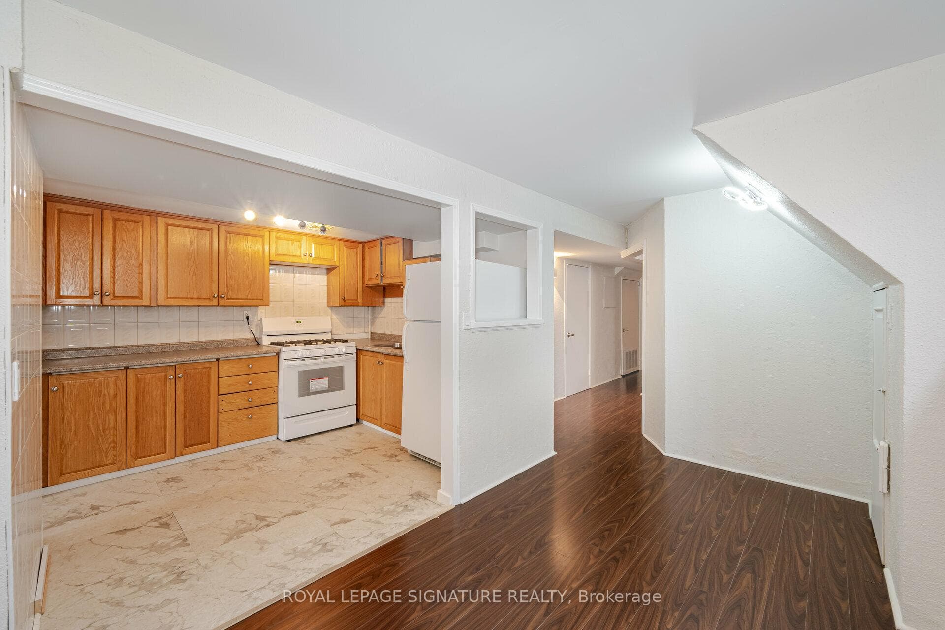 1586 Coram Crescent photo 22