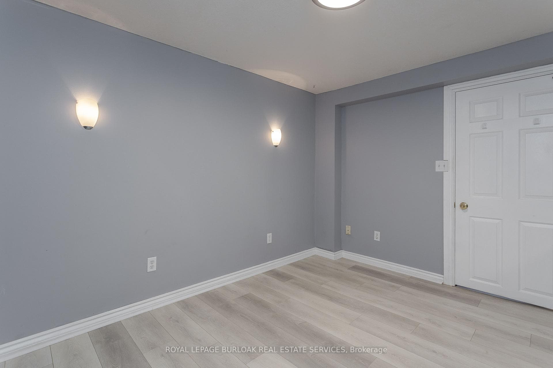 211 Hammersmith Court photo 5