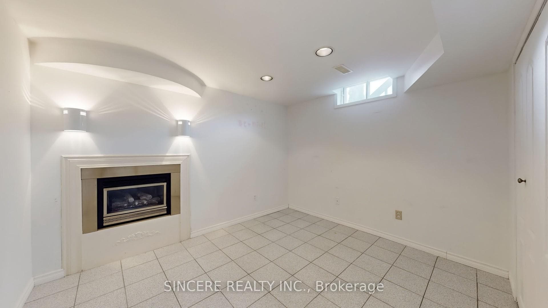 55 Sterling Crescent photo 31