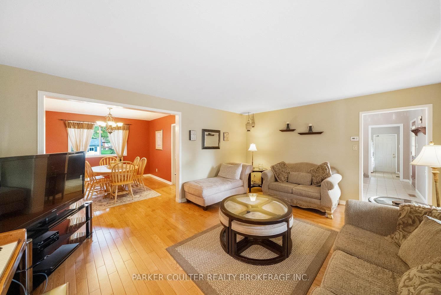 41 Lawrence Avenue photo 9