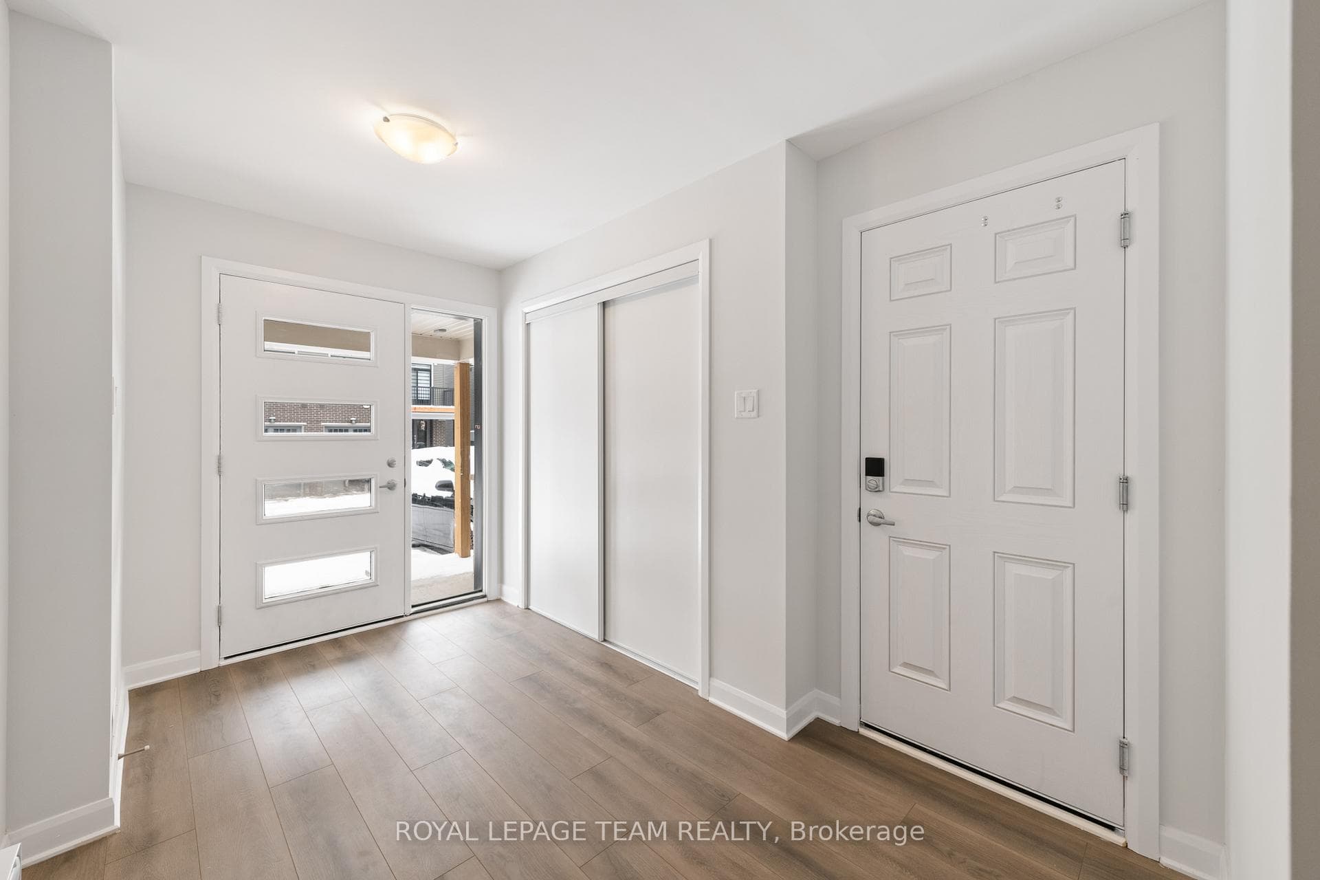 808 Glissade Grove photo 3