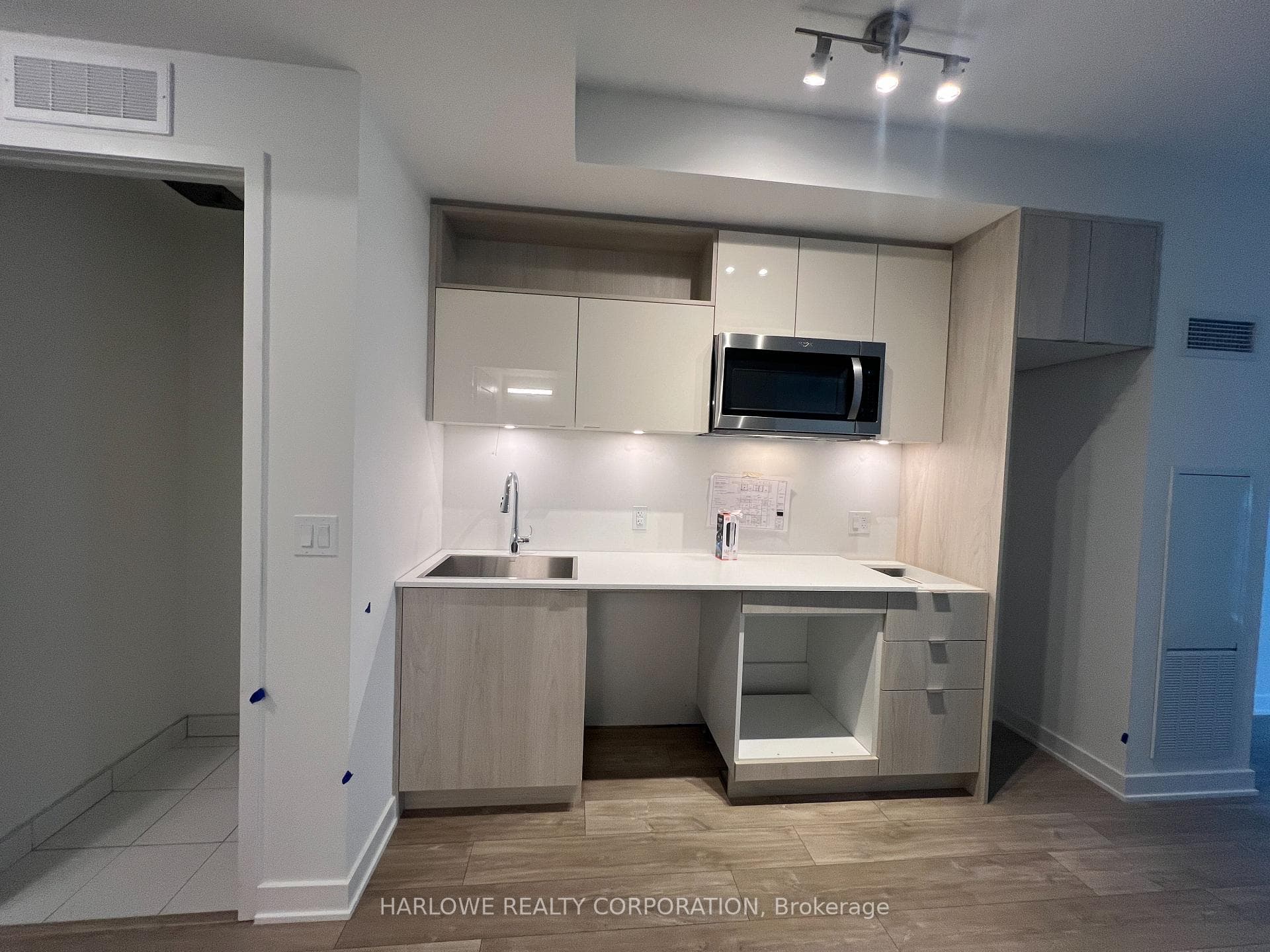 70 Princess Street Unit 2012 E photo 4