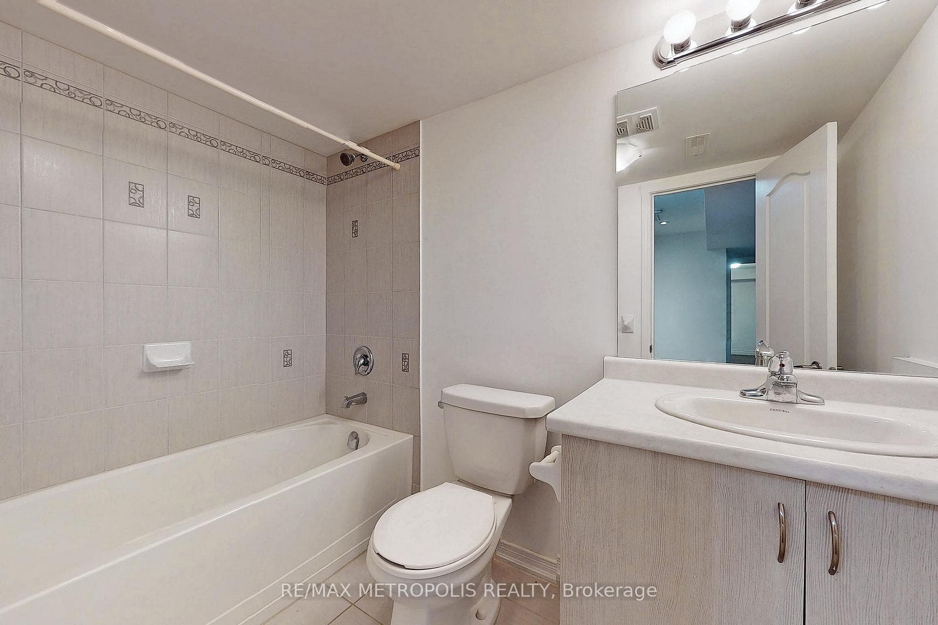 2284 Whitewood Crescent Unit Lower photo 23