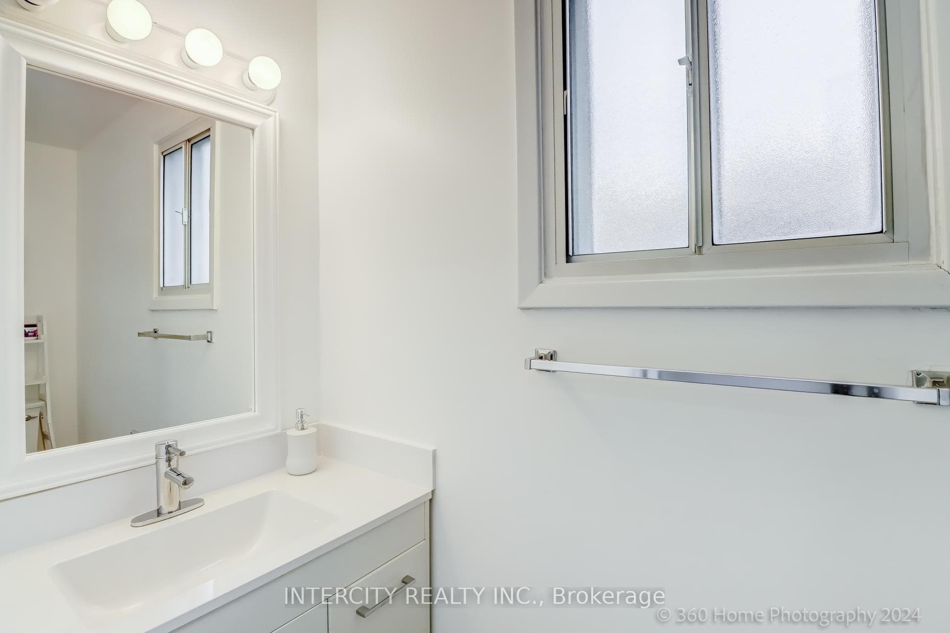 1246 Napier Crescent photo 10