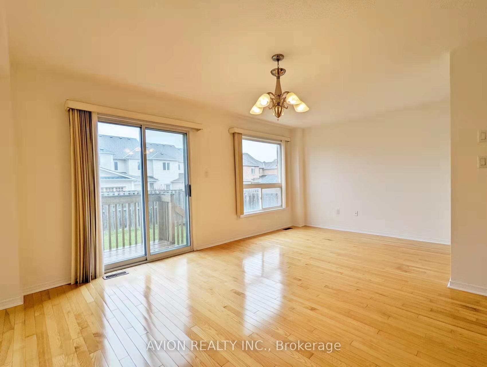 77 Warren Bradley Street photo 9