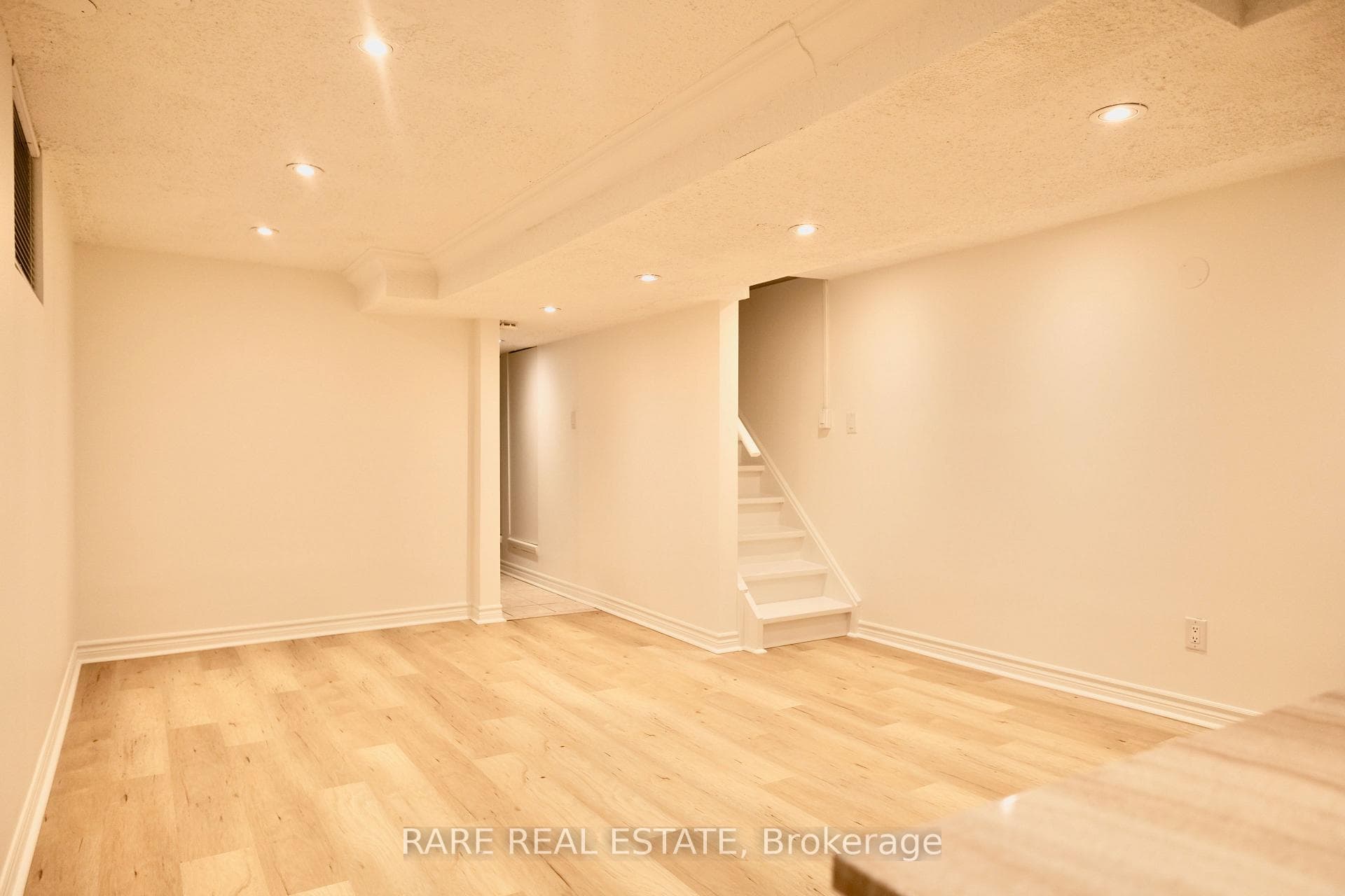 32 Benson Avenue Unit Lower photo 5