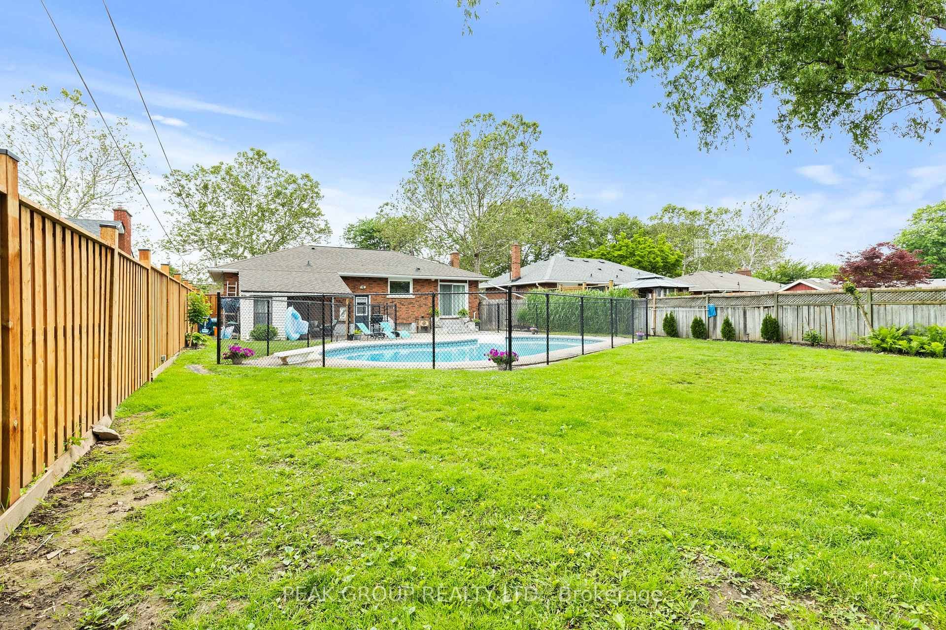 8 Roxanne Drive photo 36