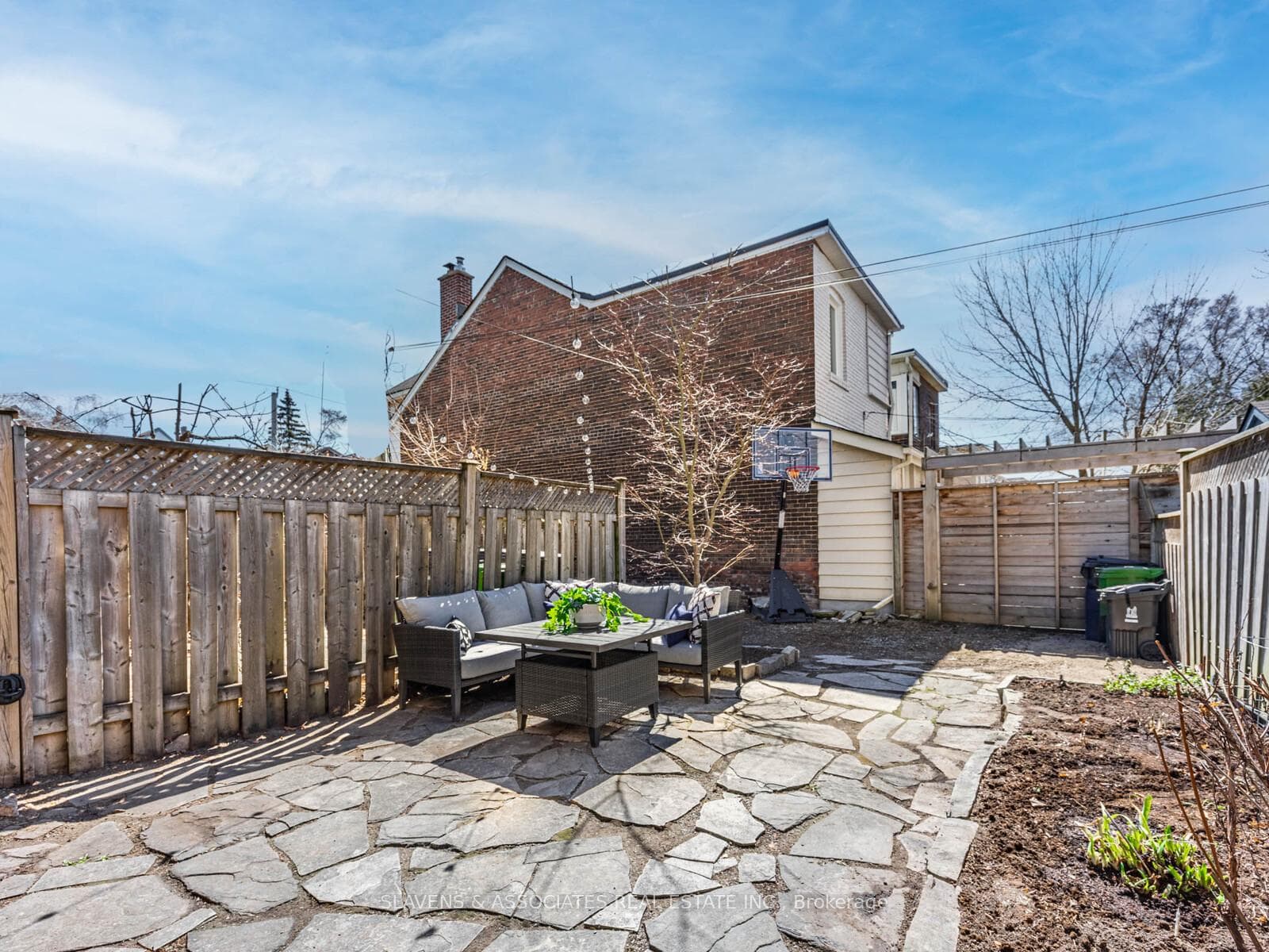 2063 Gerrard Street photo 29