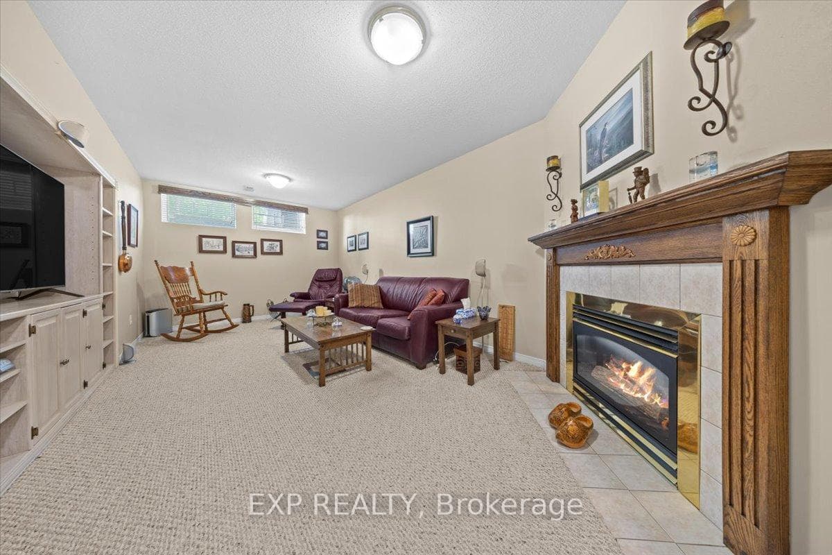 494 Lawler Crescent photo 27