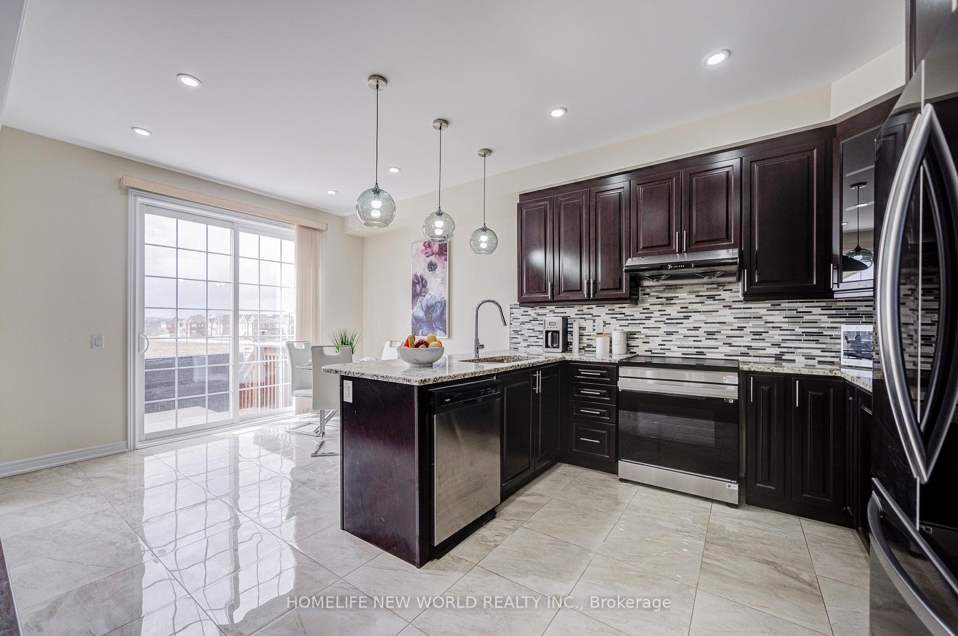 88 Roth Street photo 10