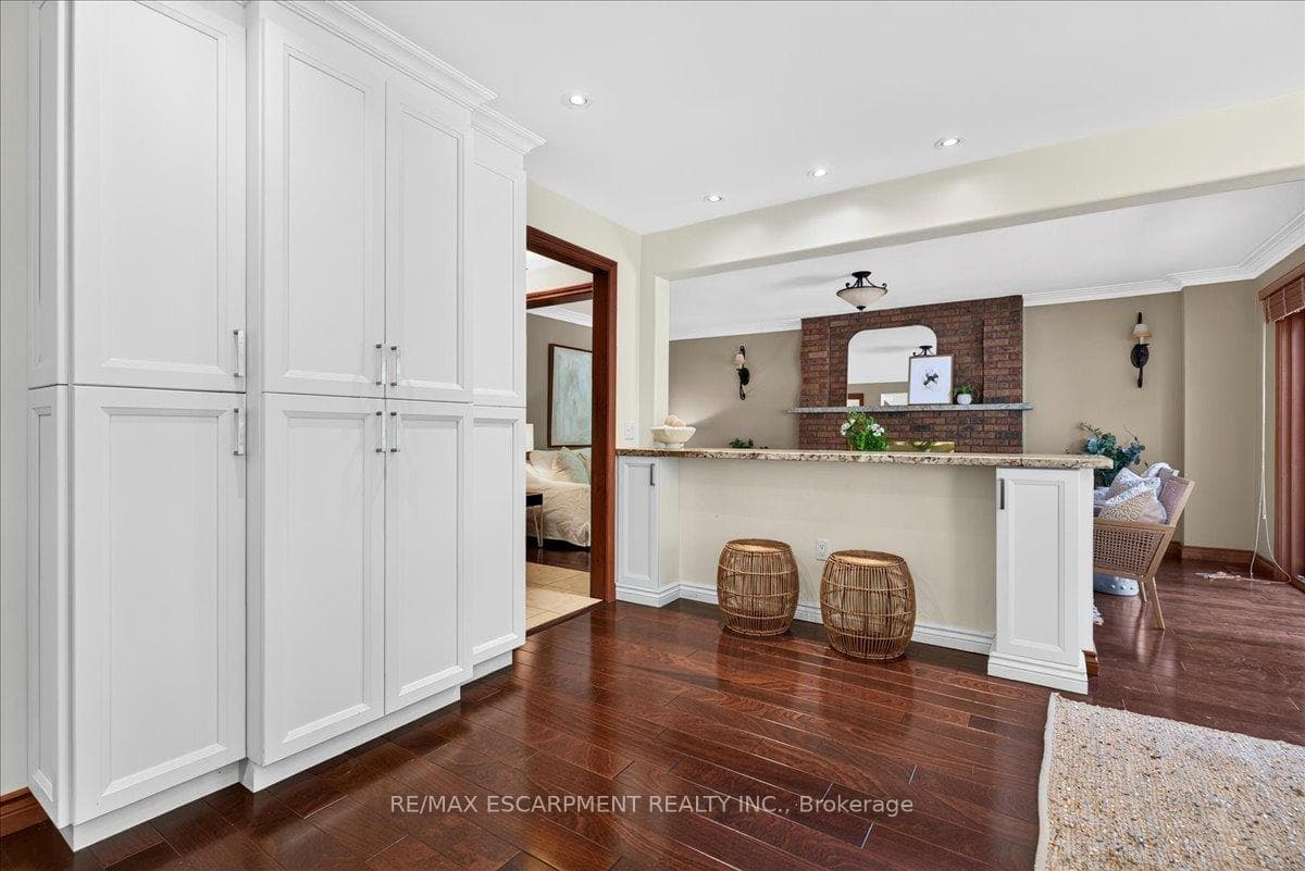 339 Kingsway Place photo 9