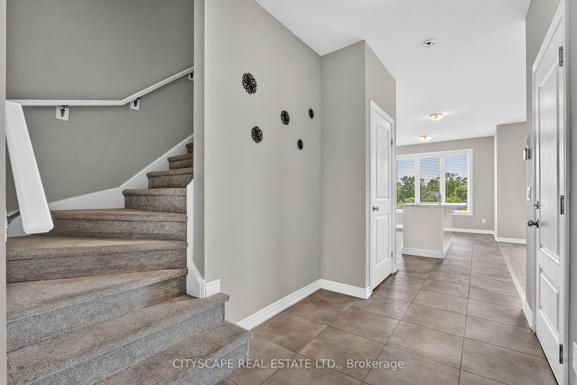 27 Lamb Crescent photo 11