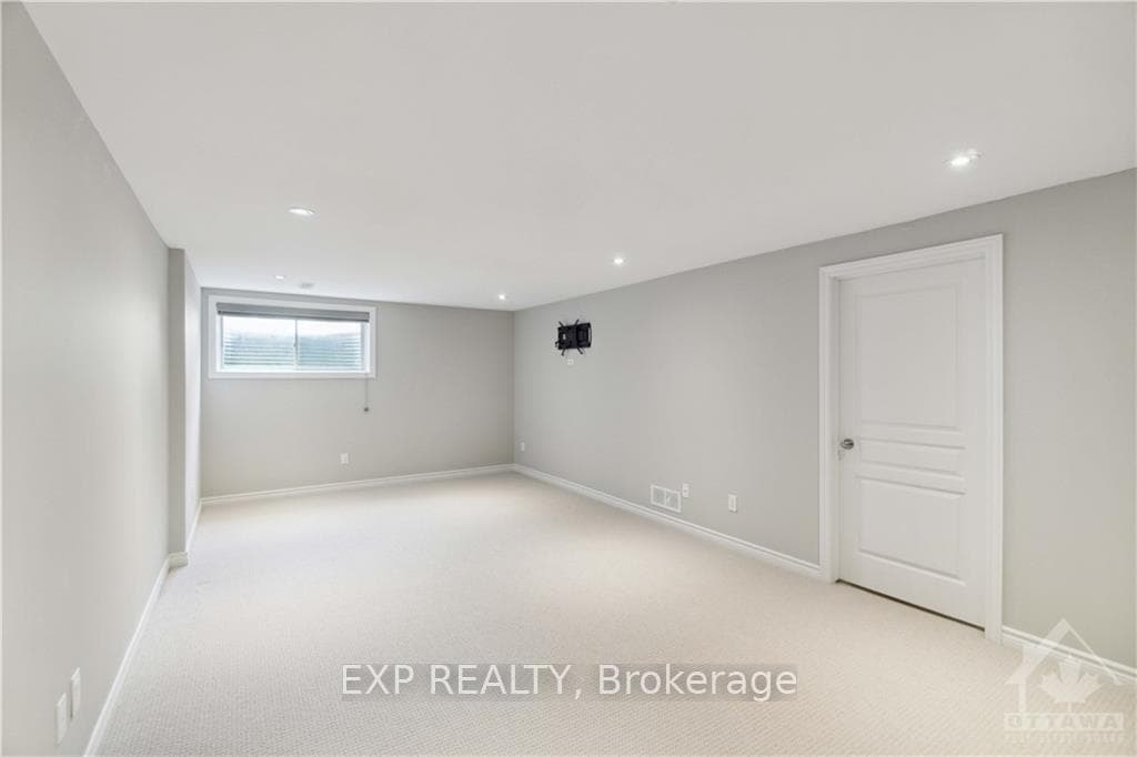 760 CARNELIAN Crescent photo 27