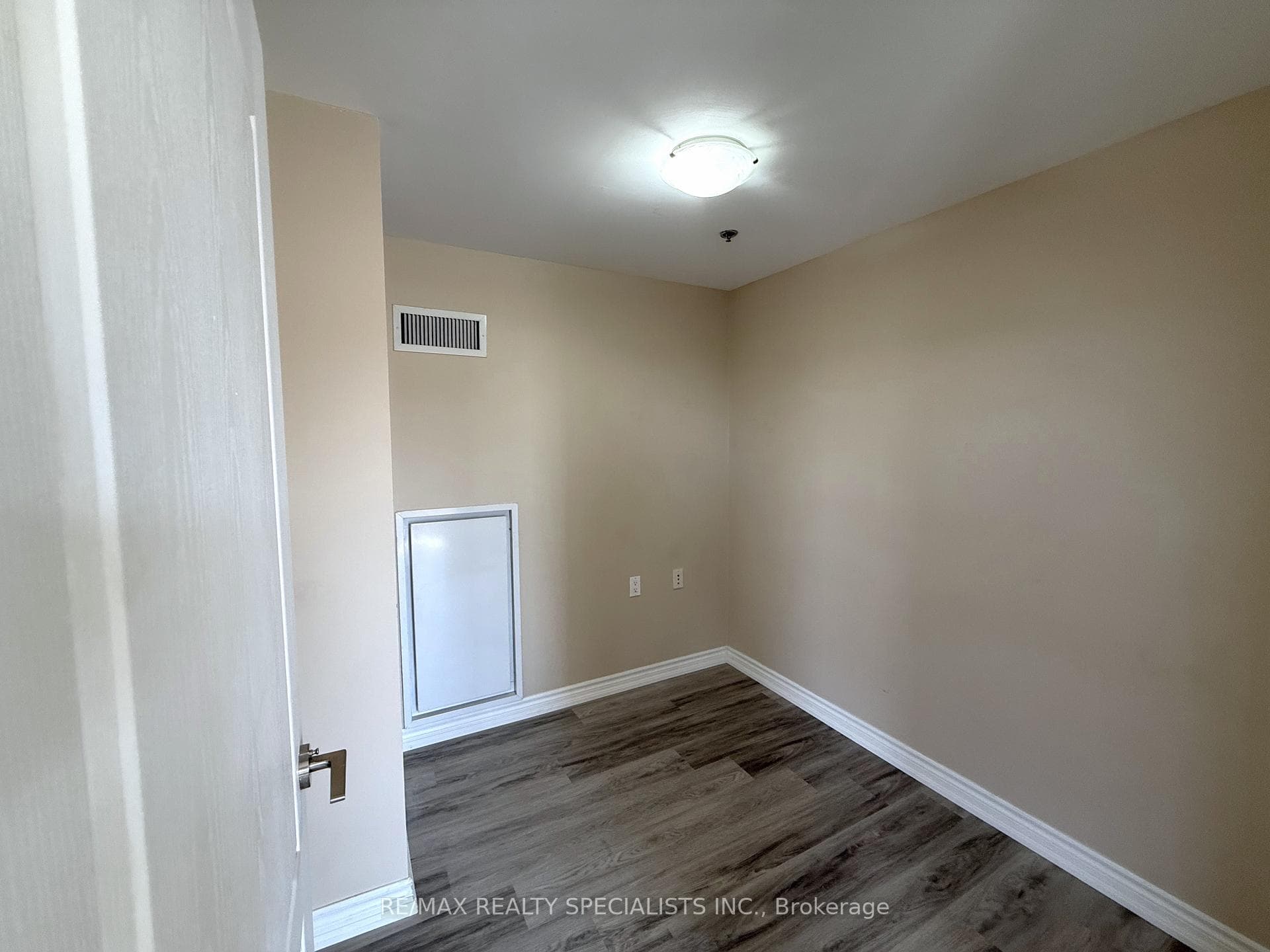830 Scollard Court Unit 305 photo 17