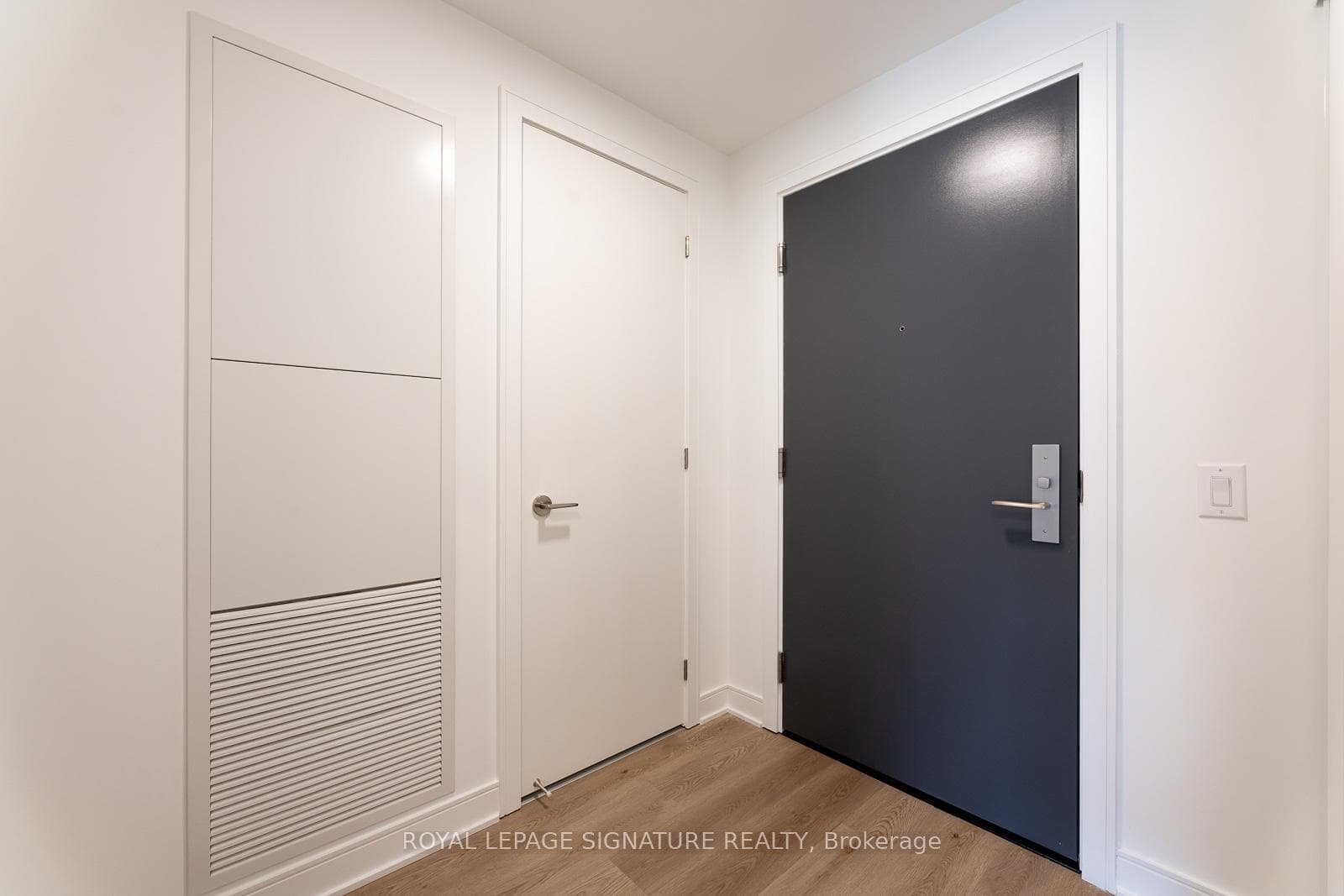 86 Dundas Street Unit 812 photo 1