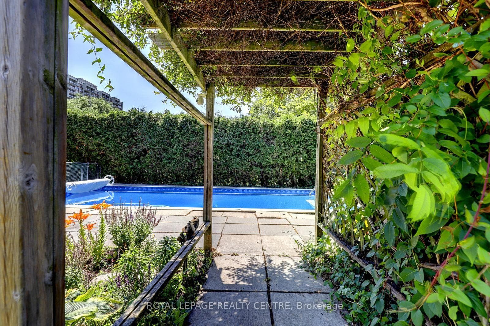 1621 Hobbs Crescent photo 48
