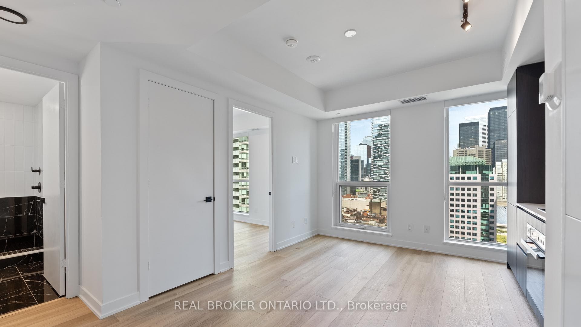 327 King Street Unit 1801 photo 6