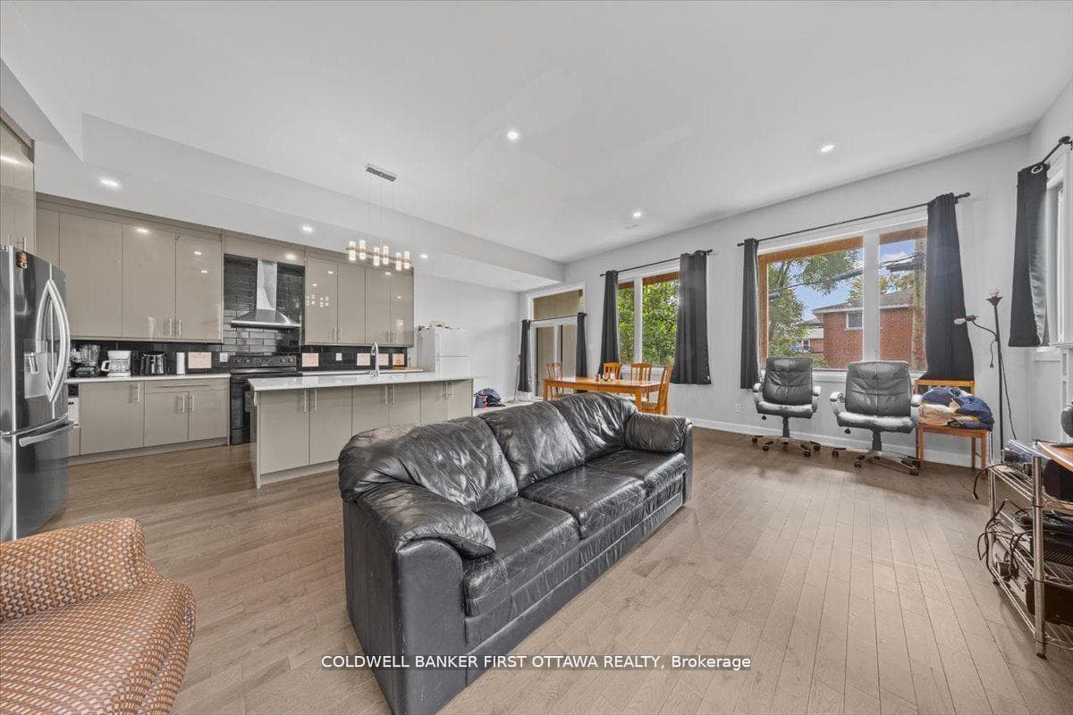 562 QUEEN MARY Street photo 6