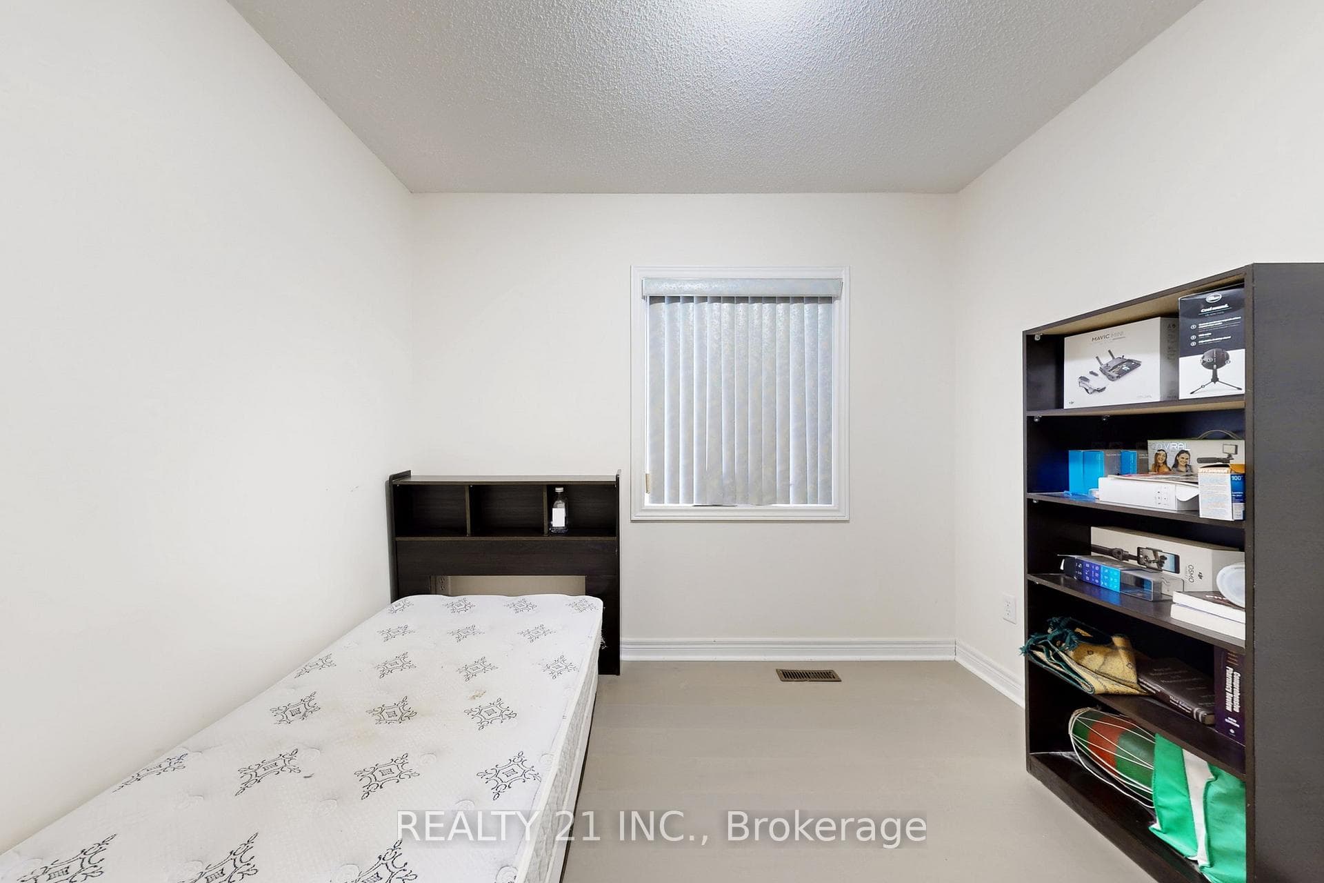 74 Brinloor Boulevard photo 33