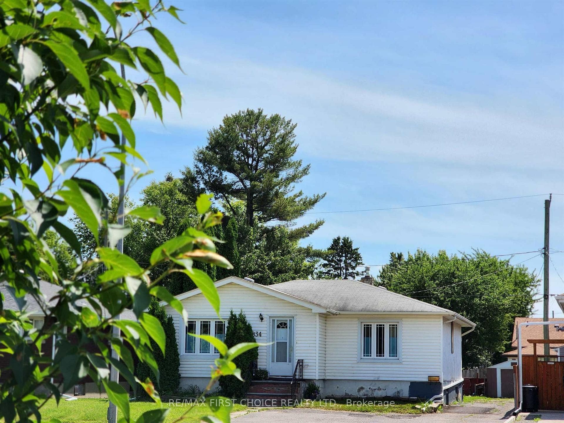 1834 Victoria Avenue photo 1