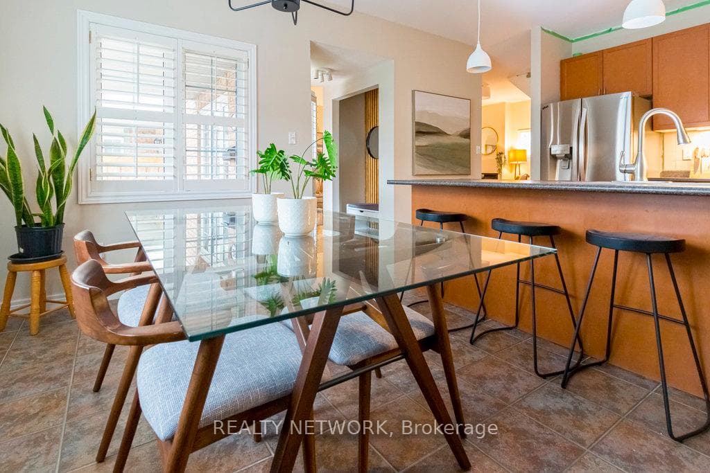 Large Eat-In Kitchen