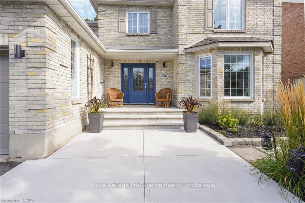 536 FOREST HILL Drive photo 2
